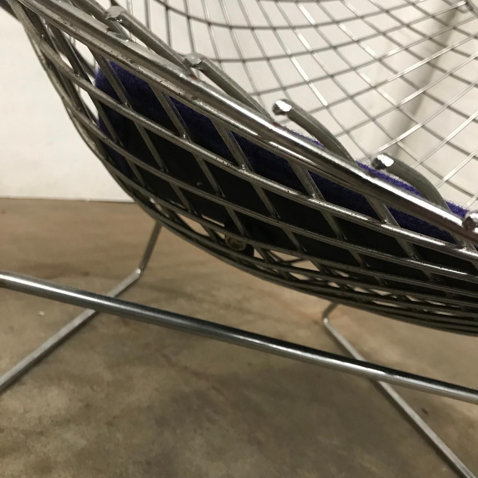 photo vintage Harry Bertoia, Knoll International Large Chrome Bird Chair, Purple Cushion, 1952