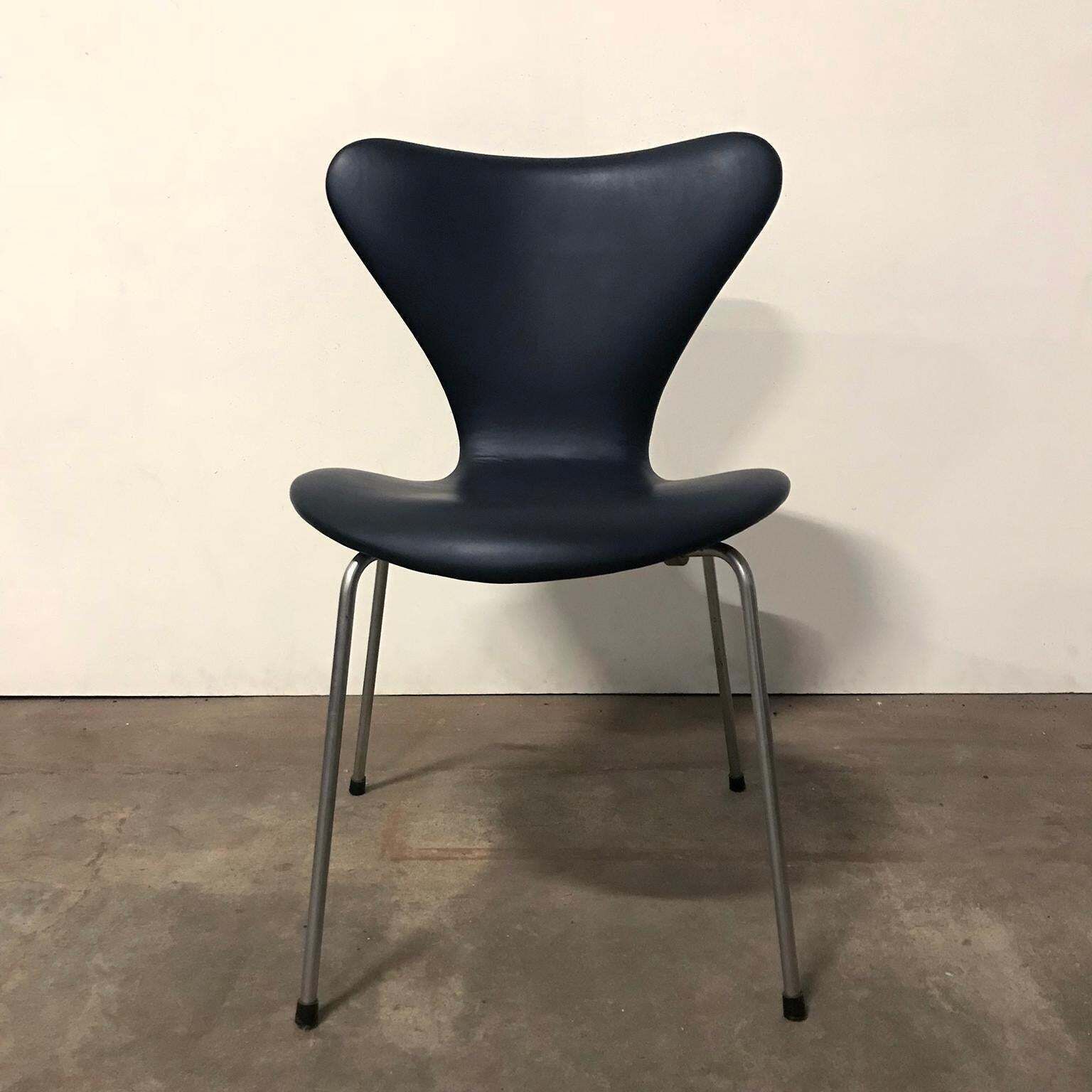 1955, Arne Jacobsen, Early Vintage Black Faux Leather 3107 Butterfly Chair photo vinterior