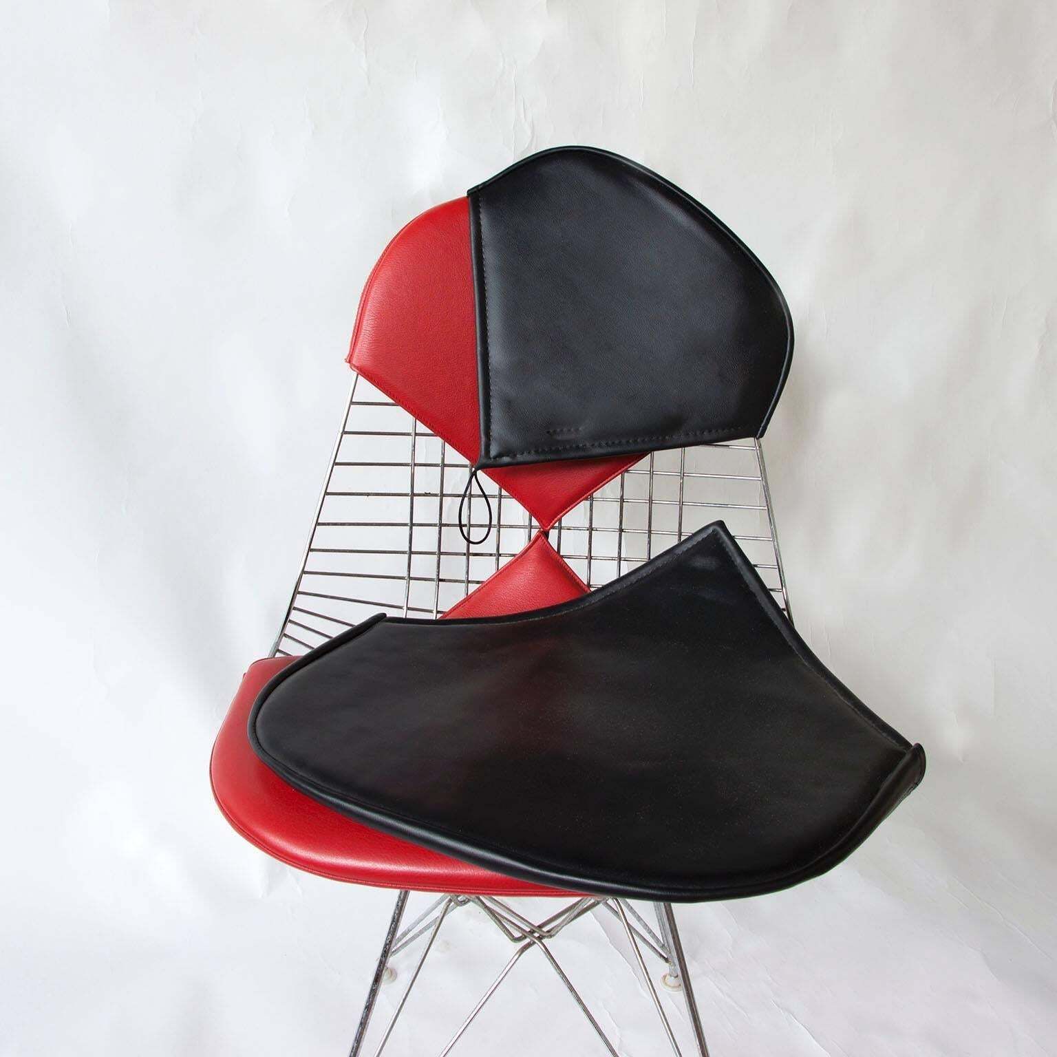 photo furniture 1950, Charles And Ray Eames, Set Of Four Dkr Chairs Red Leather Bikinis
