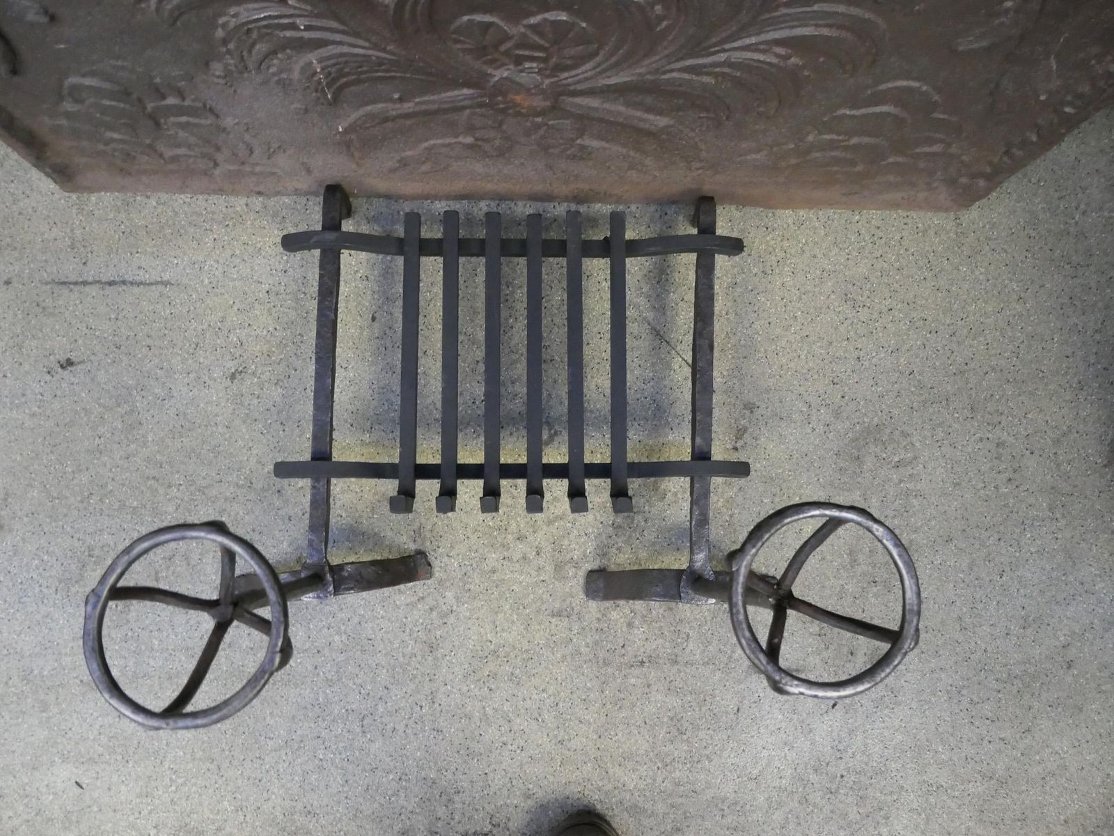 photo vinterior French Louis XV Period Fireplace Grate Or Fire Basket, 18th Century