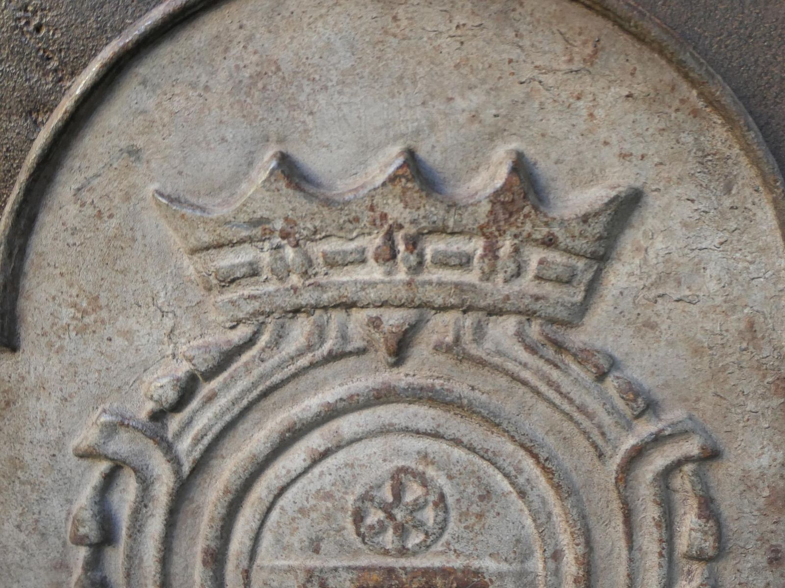 photo furniture French Louis XIV Style 'Coat Of Arms' Fireback / Backsplash, 20th Century