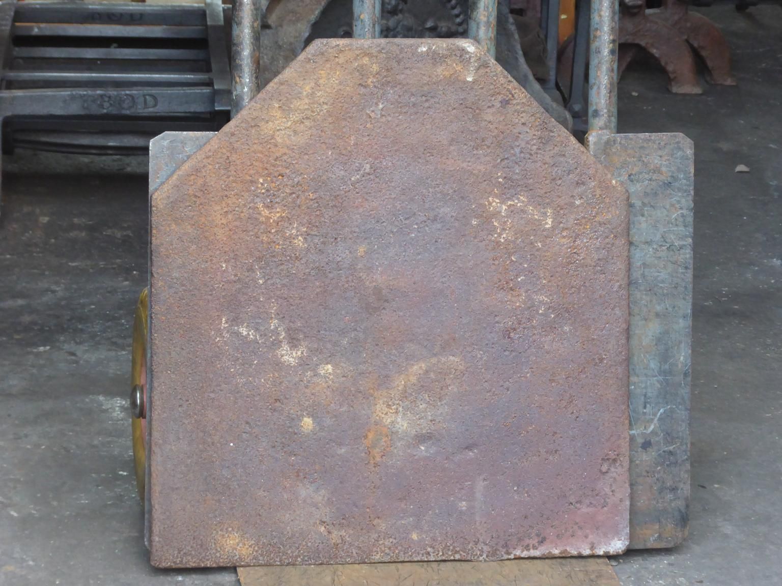 photo furniture 18th Century French Louis XIV Fireback / Backsplash With The Arms Of France