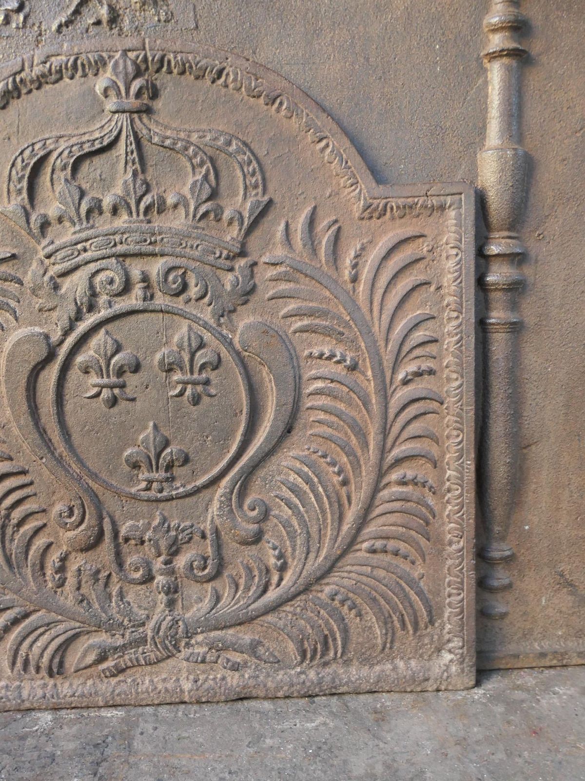 photo furniture 18th Century French Louis XV 'Arms Of France' Fireback / Backsplash