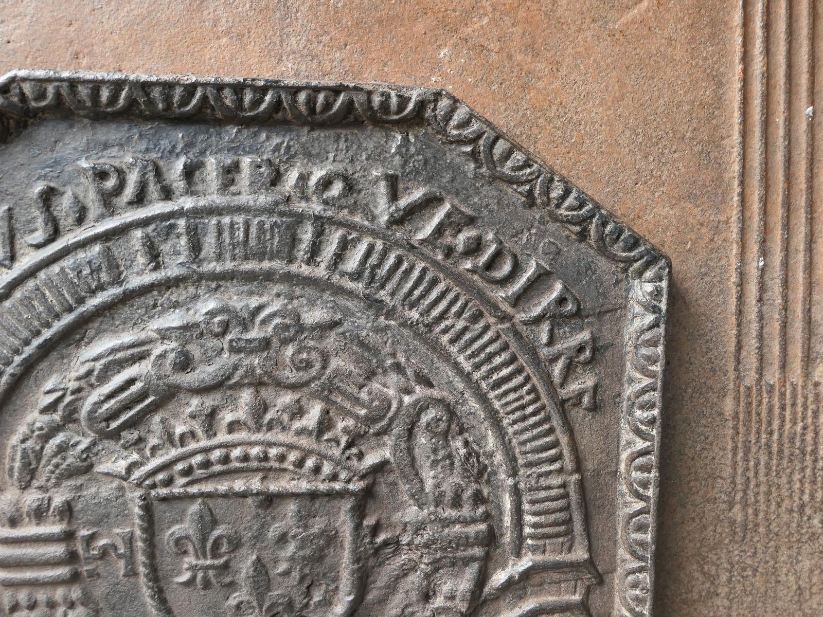 photo furniture 17th Century French Louis XIV 'Arms Of France' Fireback / Backsplash