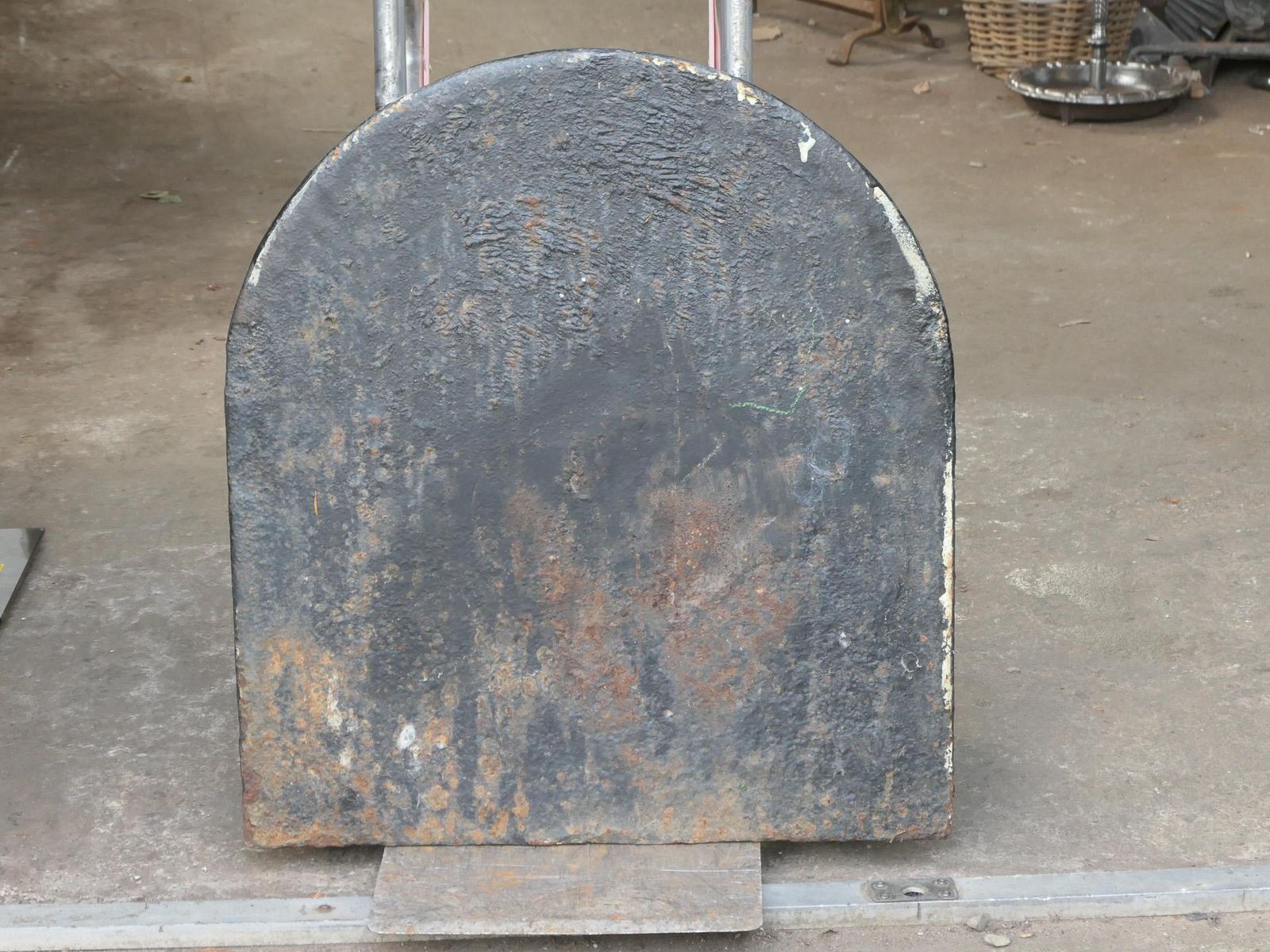 746.0 French Gothic 'Pillars And Pediment' Fireback, 17th Century photo
