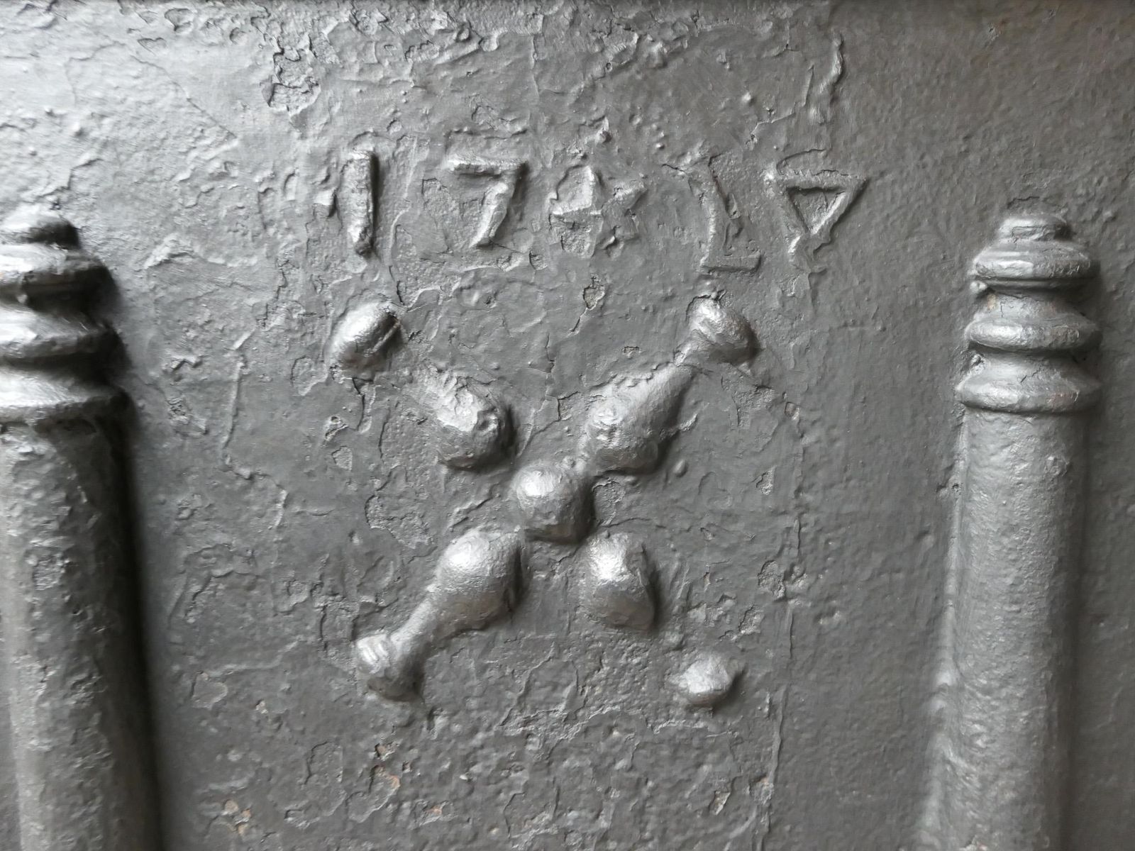 Home Fixtures Antique Louis XIV 'Pillars With Saint Andrew's Cross' Fireback / Backsplash photo
