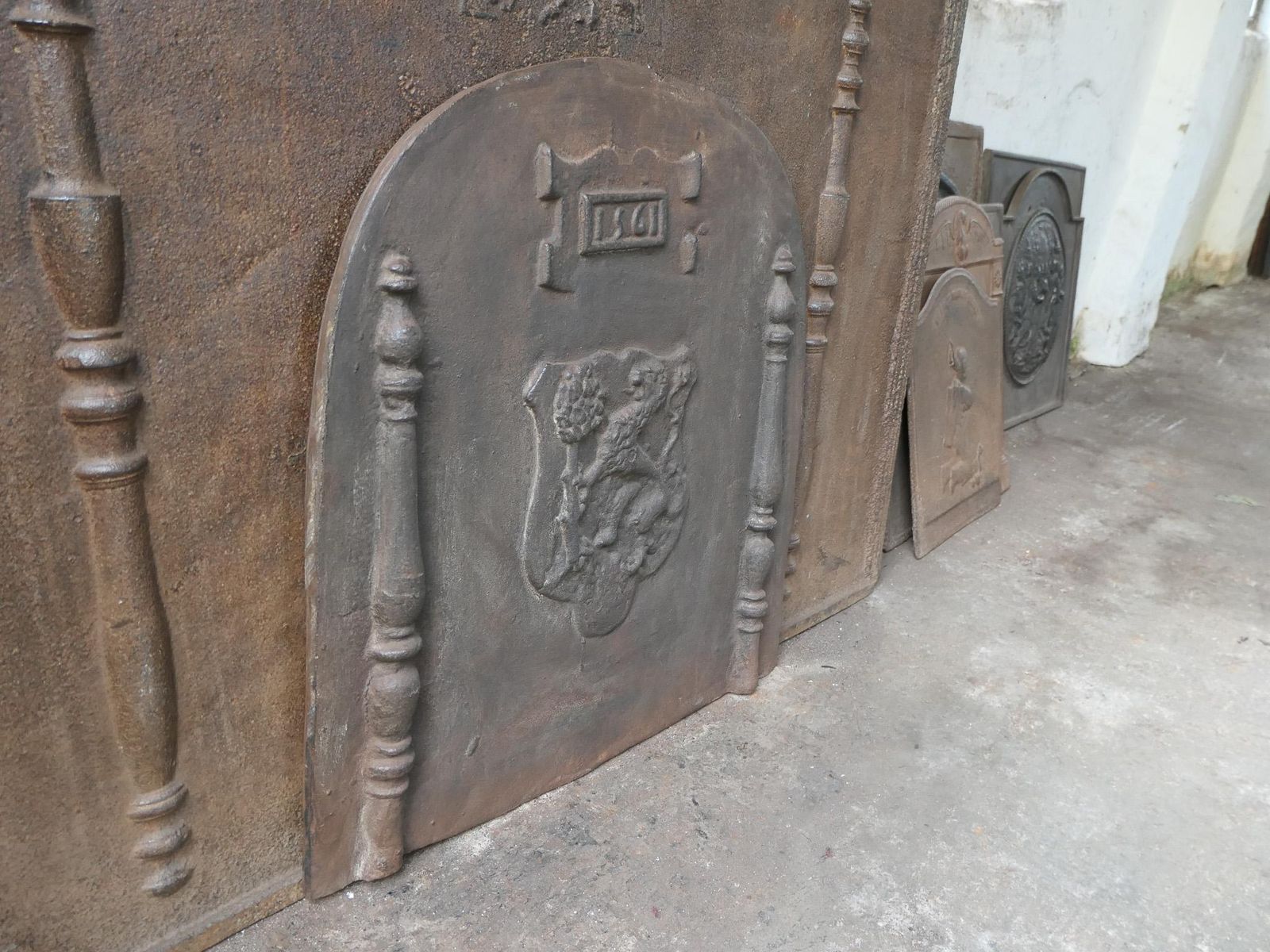 422.0 French Louis XIV Style 'Coat Of Arms' Fireback / Backsplash, 20th Century photo