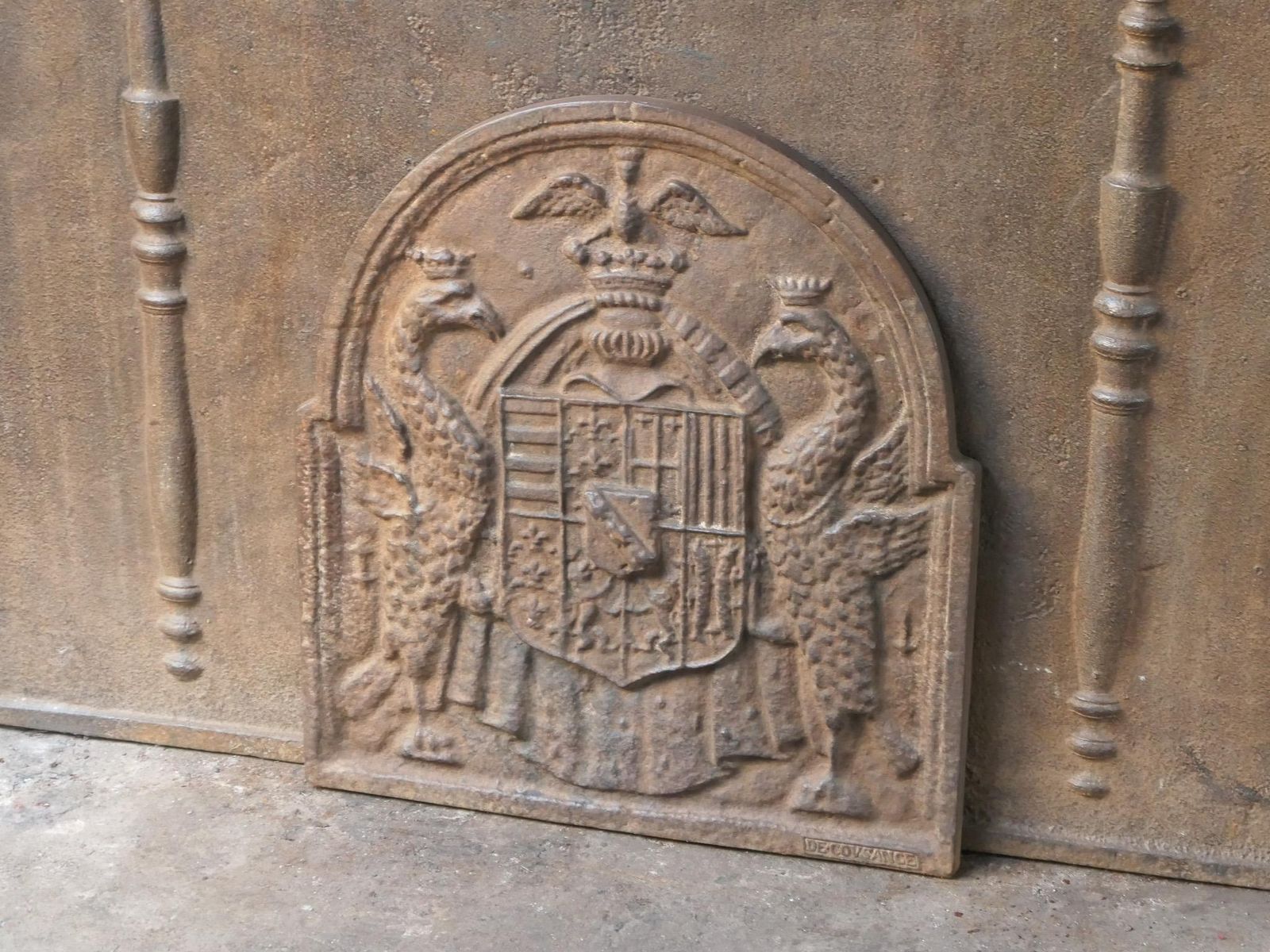 French Renaissance Style 'Coat Of Arms' Fireback / Backsplash, 20th Century photo vinterior