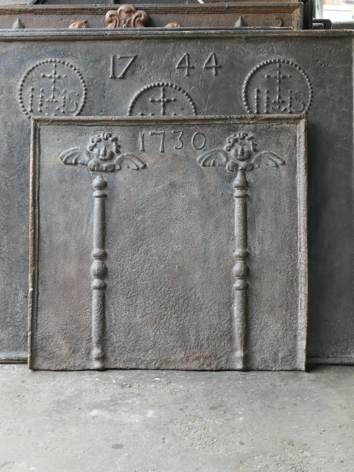 photo vinterior French Louis XV Fireback / Backsplash With Pillars Of Hercules, 18th Century