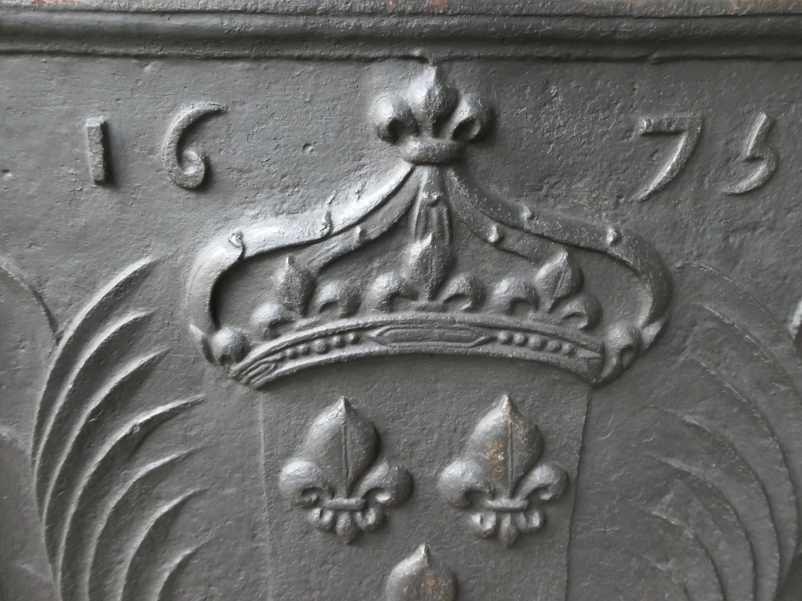 photo furniture 17th Century French Louis XIV 'Arms Of France' Fireback / Backsplash