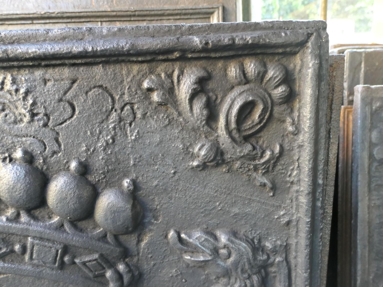 photo furniture Large 18th Century French Louis XIV 'Coat Of Arms' Fireback / Backsplash