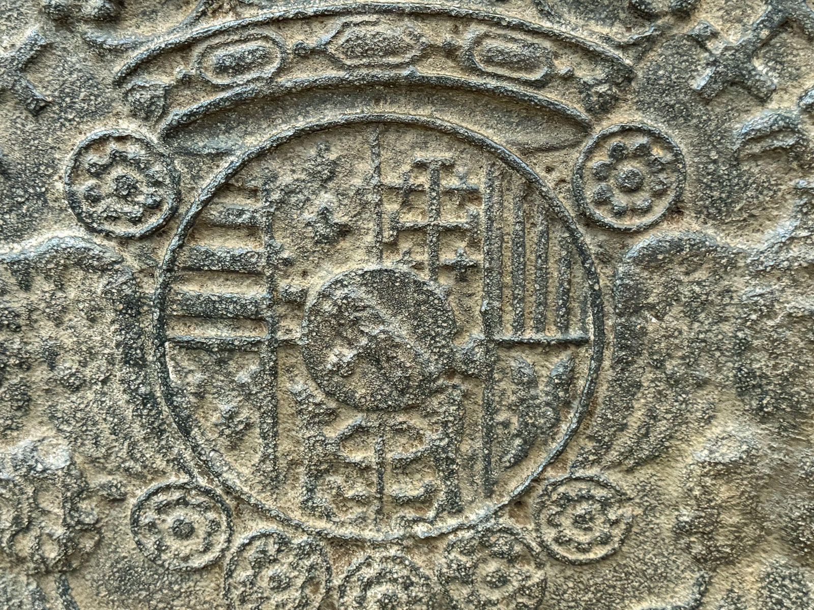 Early 18th Century French 'Arms Of Lorraine' Fireback / Backsplash photo vinterior