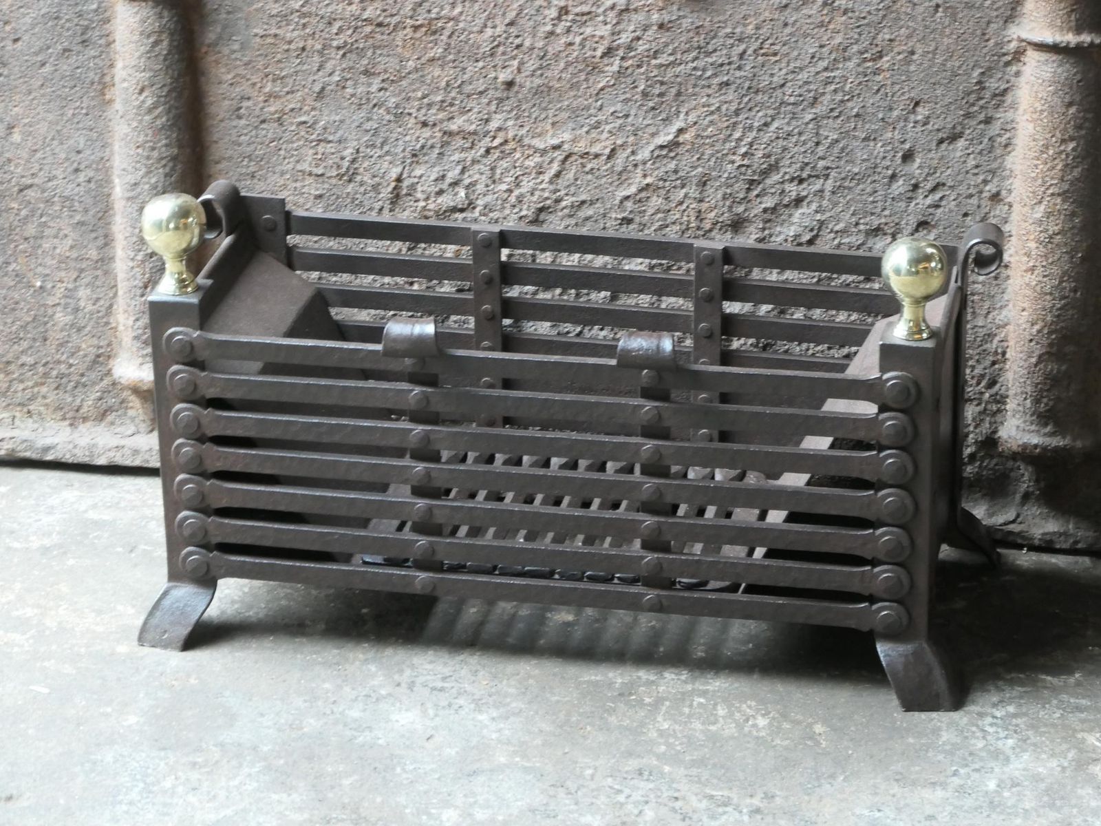 19th Century English Victorian Fireplace Grate Or Fire Basket photo vinterior