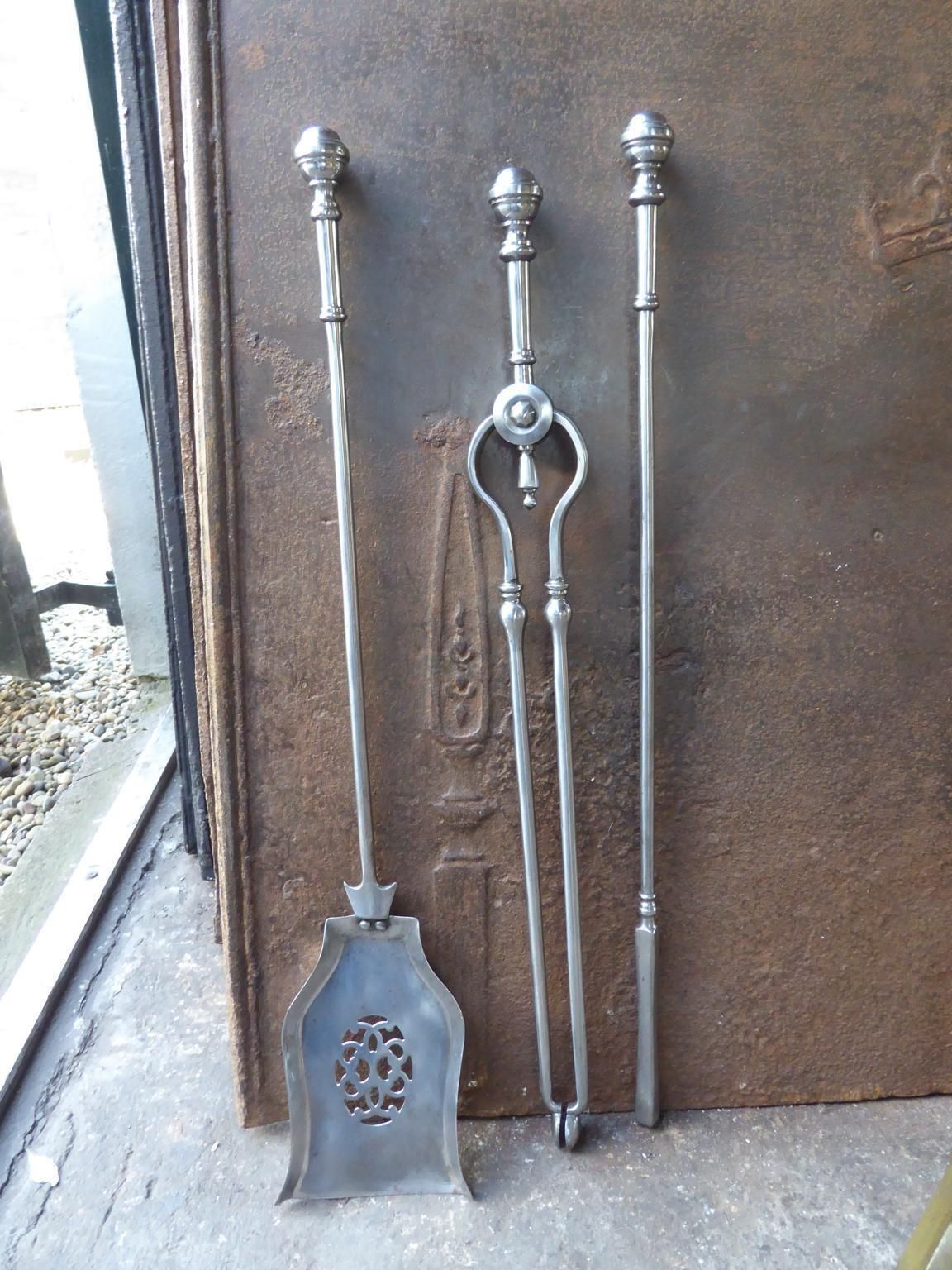 photo vintage English Set Of Fireplace Tools, Victorian Companion Set, 19th Century