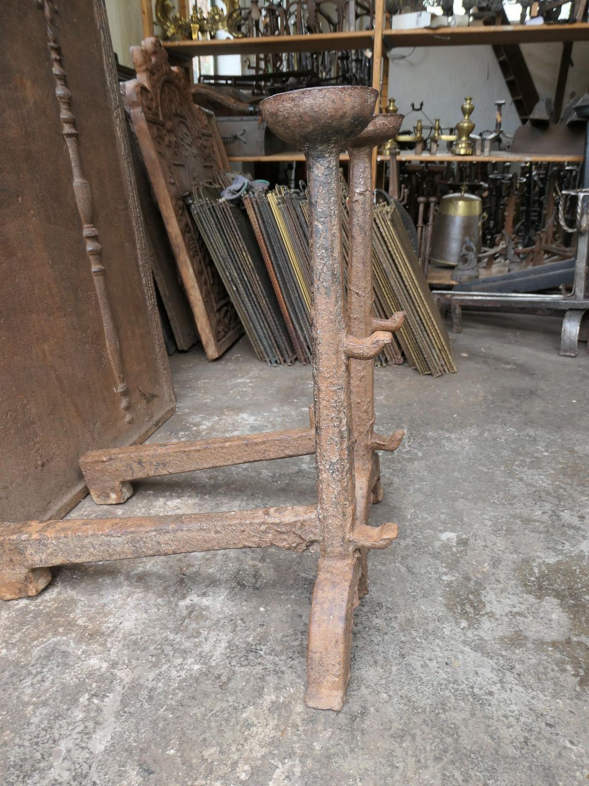 photo vintage Large Antique Gothic Andirons Or Firedogs, 17th Century