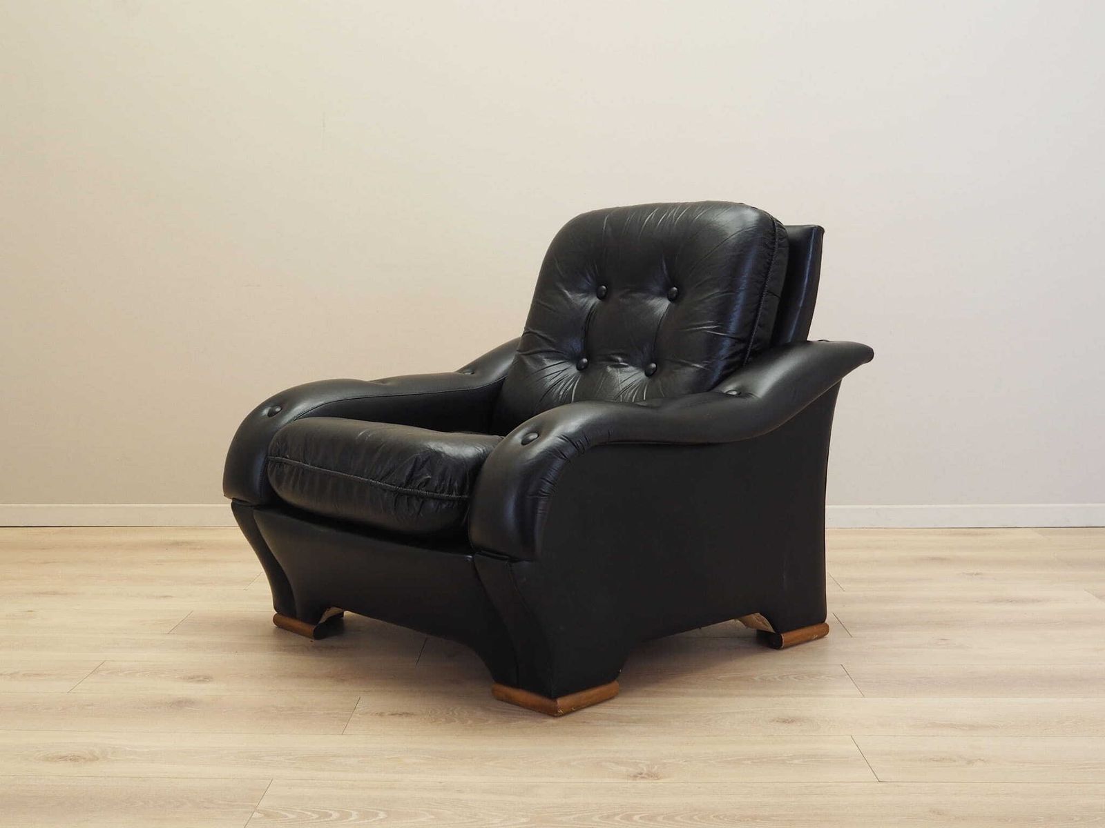 Black Armchair, Italian Design, 1980s, Production: Italy photo vinterior
