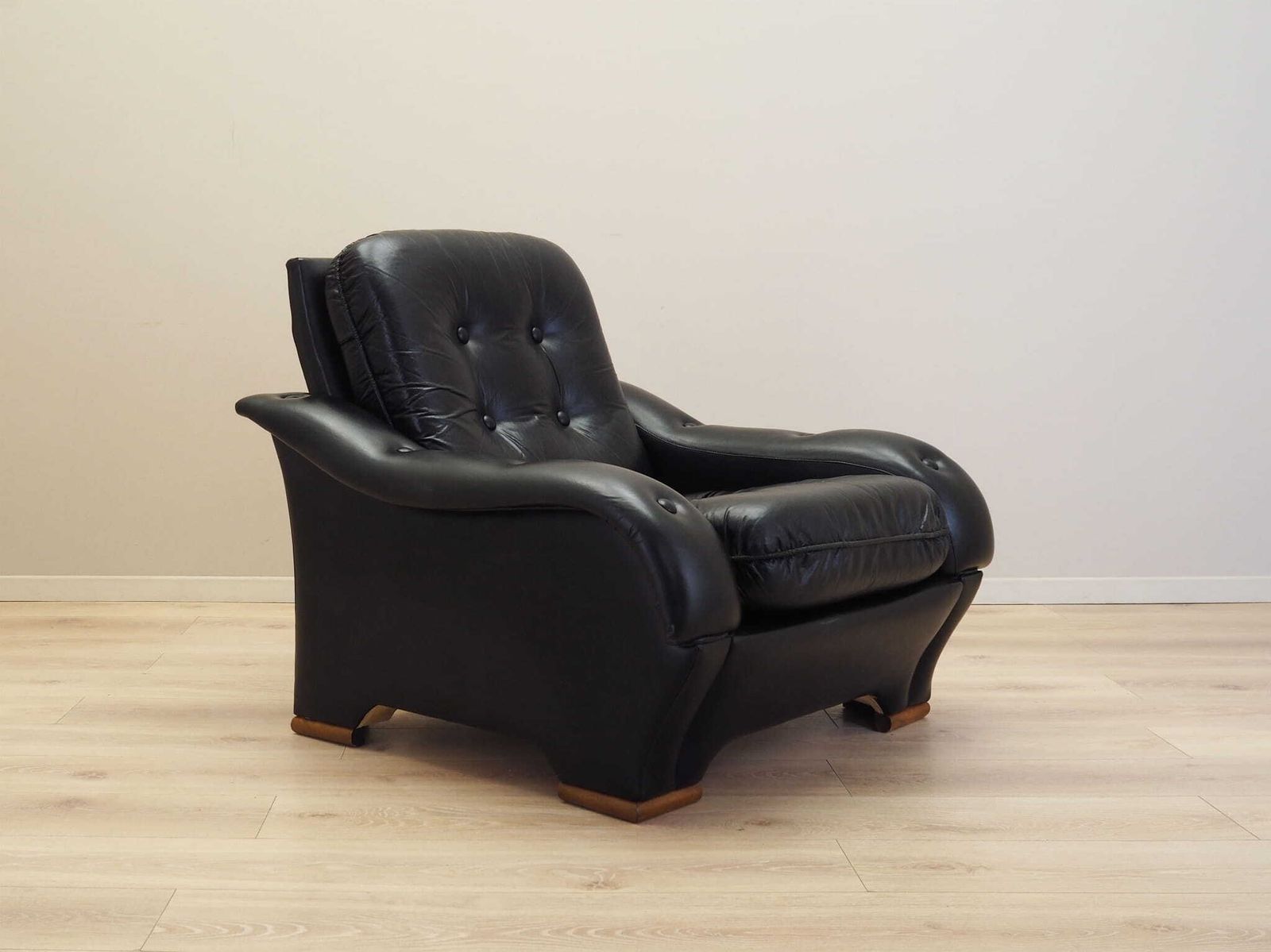 photo for sale Zwarte Fauteuil, Italiaans Design, Jaren 1980, Productie: Italië