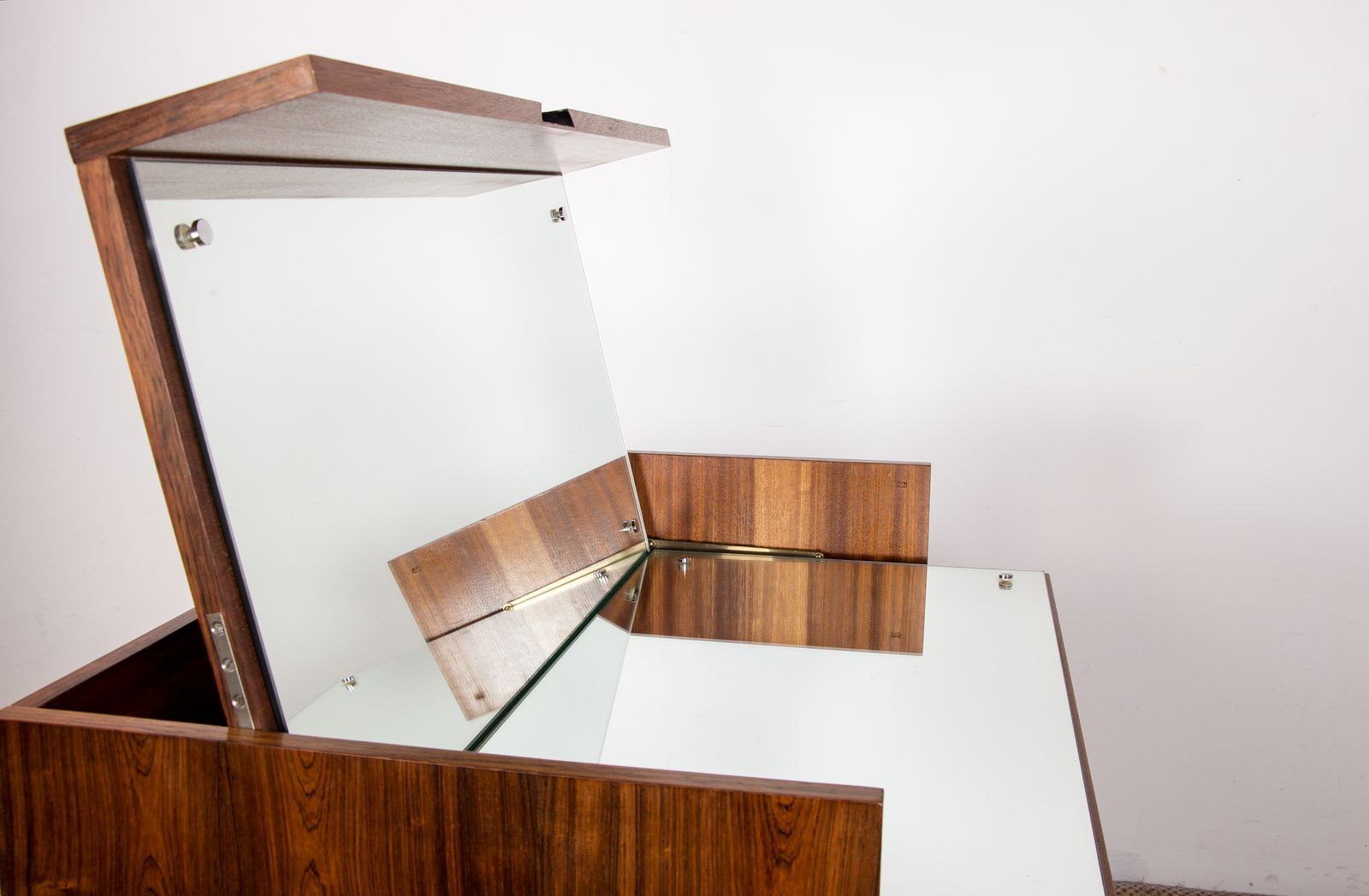 1650.0 Grande coiffeuse commode en palissandre, par Paul Geoffroy pour Edition Charron, 1960. photo