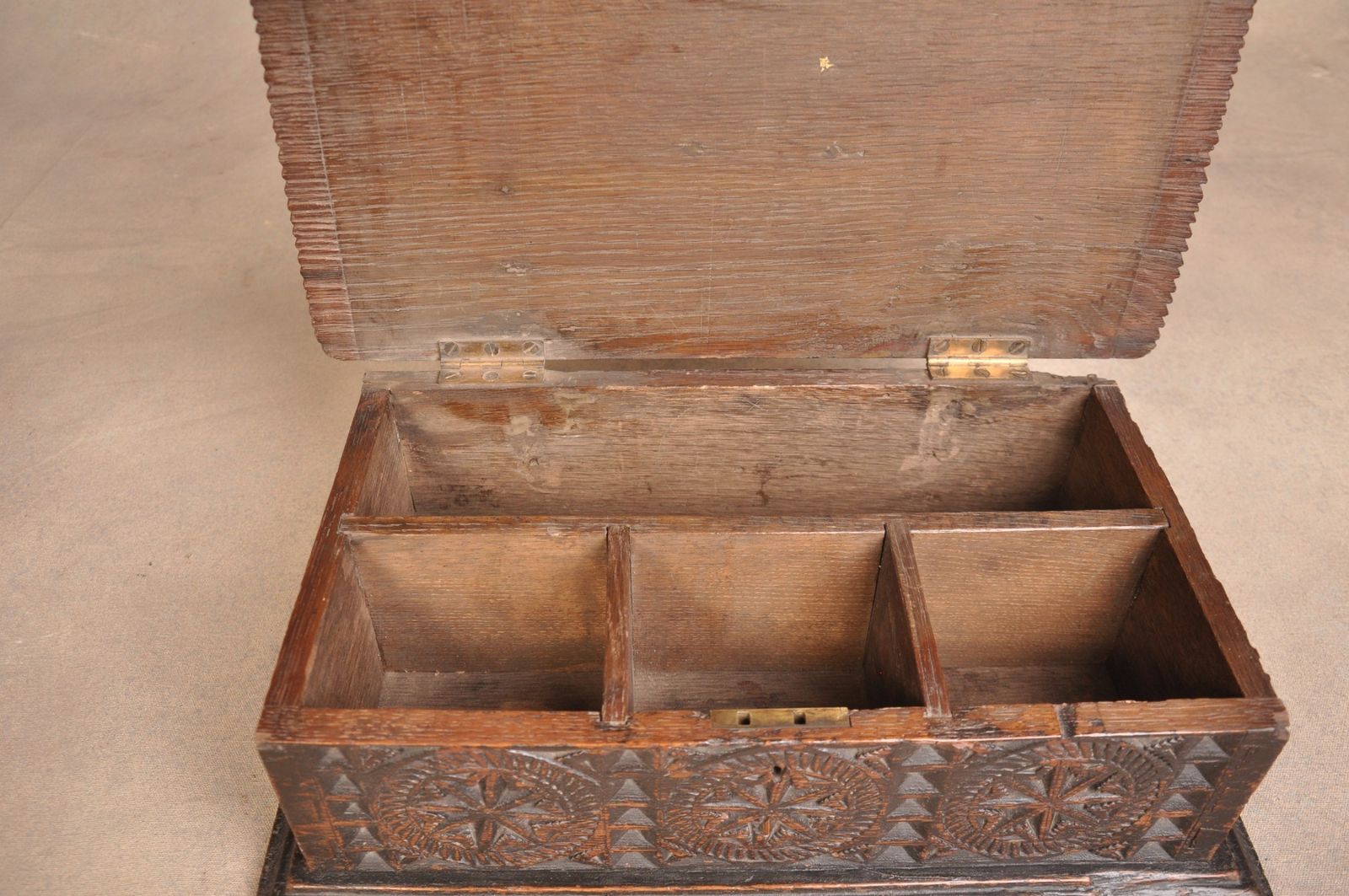 17th Century Welsh Oak Chip Carved Box photo vinterior