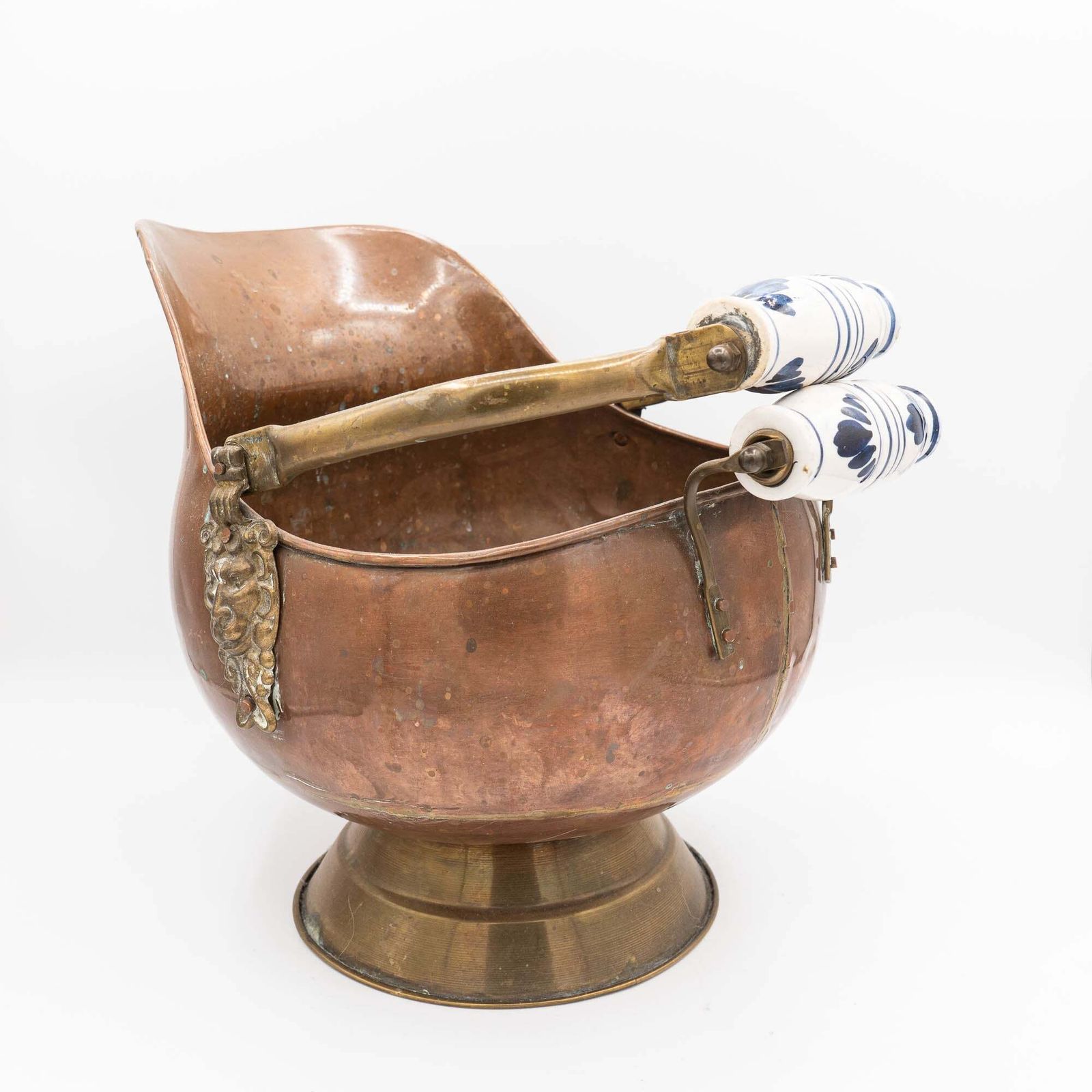 Seau à charbon d'époque en cuivre, forme casque, poignée en céramique de Delft bleu et blanc, XIXe siècle