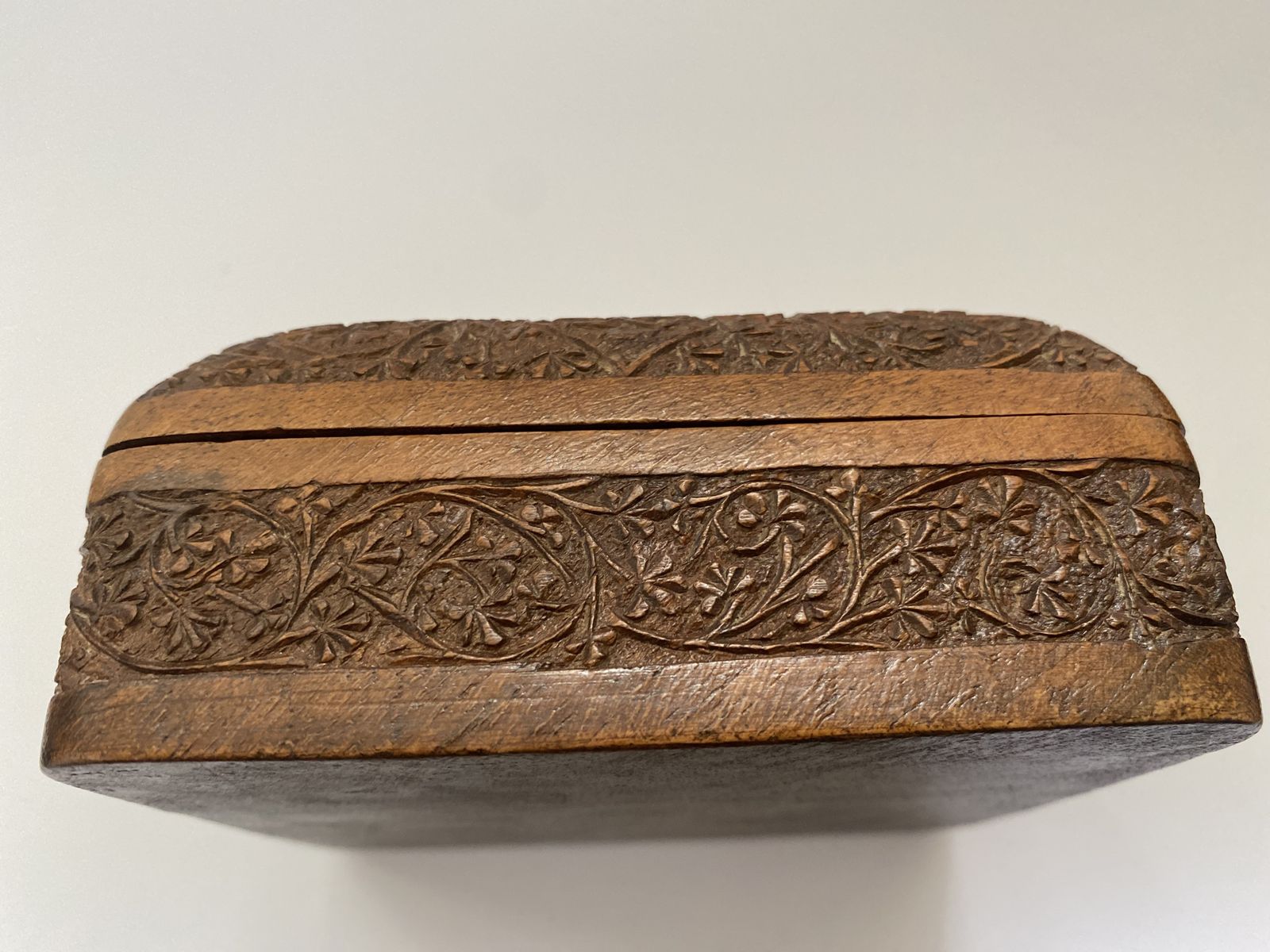 photo vinterior Antique, Victorian, Anglo Indian, Intricately Hand Carved Sandalwood Box