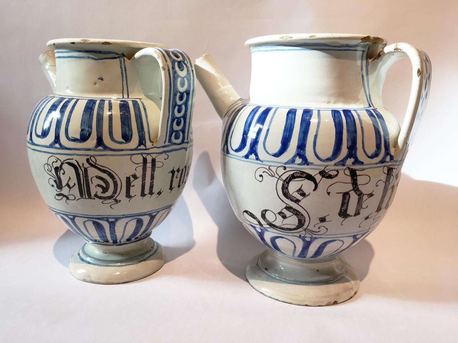 photo vintage Italy Mid 18th Century Pair Of Ceramic Carafes In White And Blue For Pharmacy