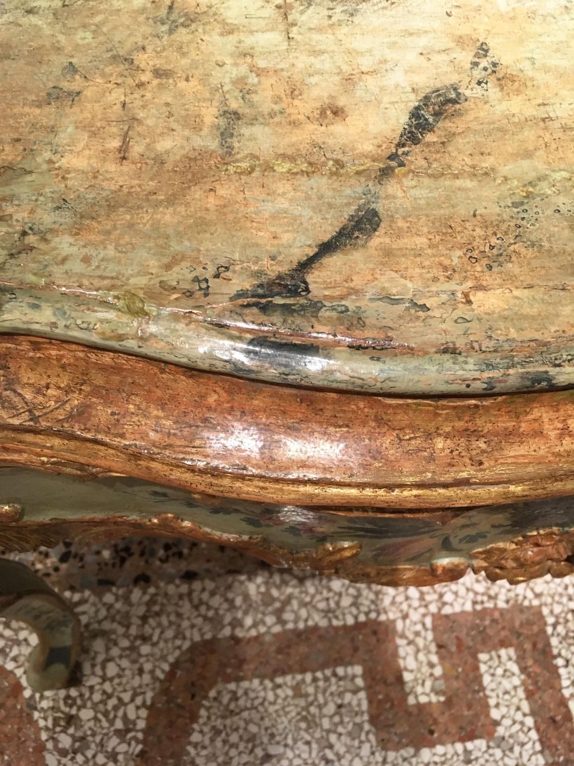 photo vintage 1750 Venezia Wooden Light Blue And Green Lacquered Engraved Console With Flowers