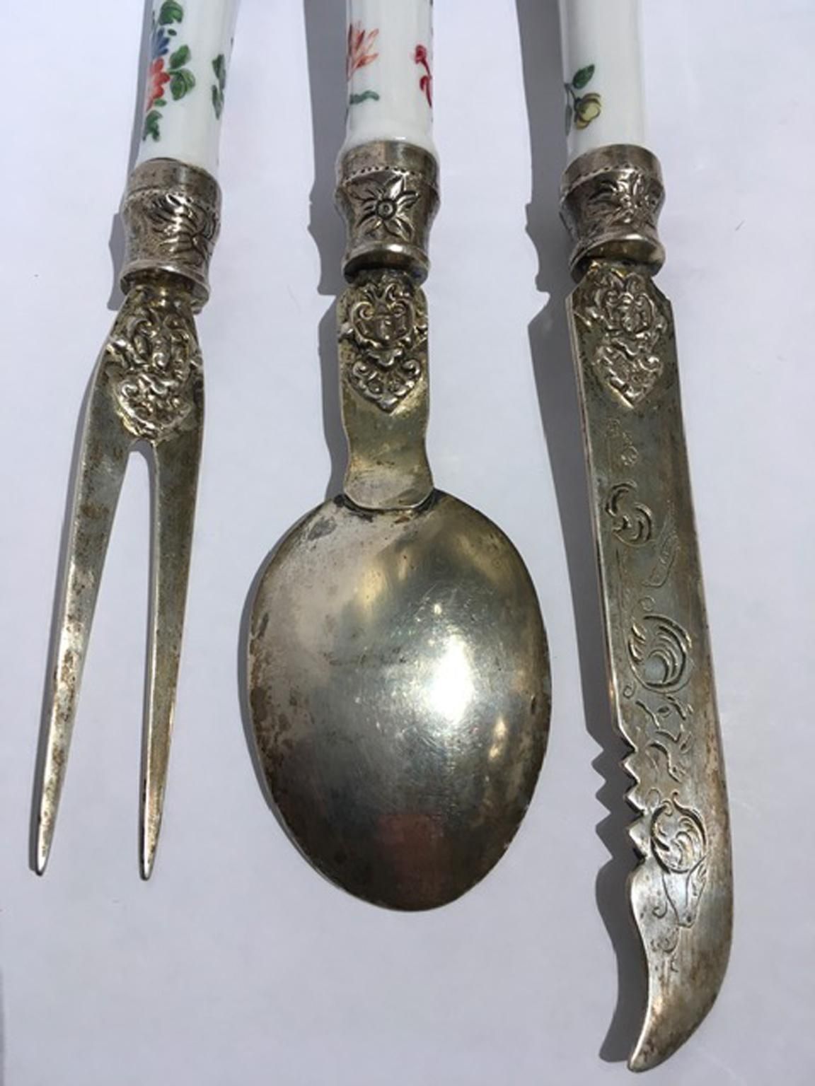 Early 19th Century Set Of 3 English Porcelain Cutleries photo for sale