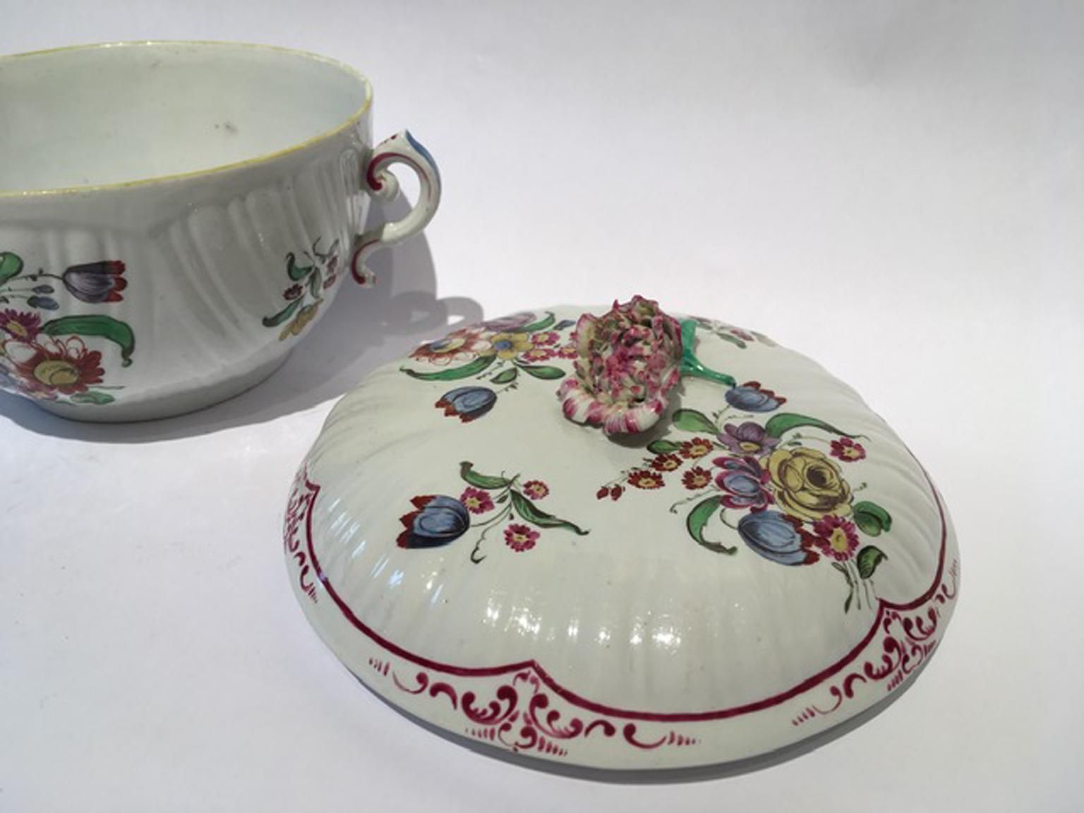 photo vintage Italy 18th Century Richard Ginori Porcelain Covered Cup With Floral Drawings