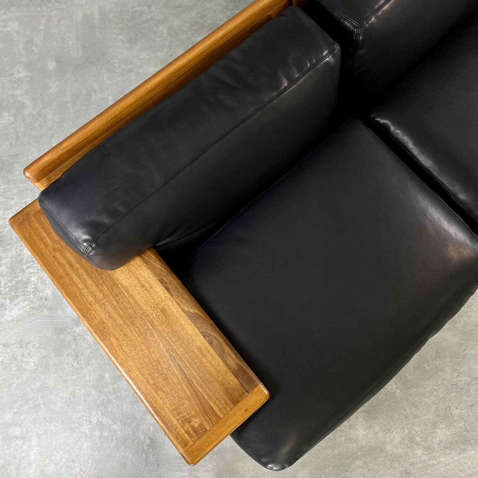 Late 20th Century Black Leather & Walnut Pianura Sectional Sofa By Mario Bellini photo Furniture