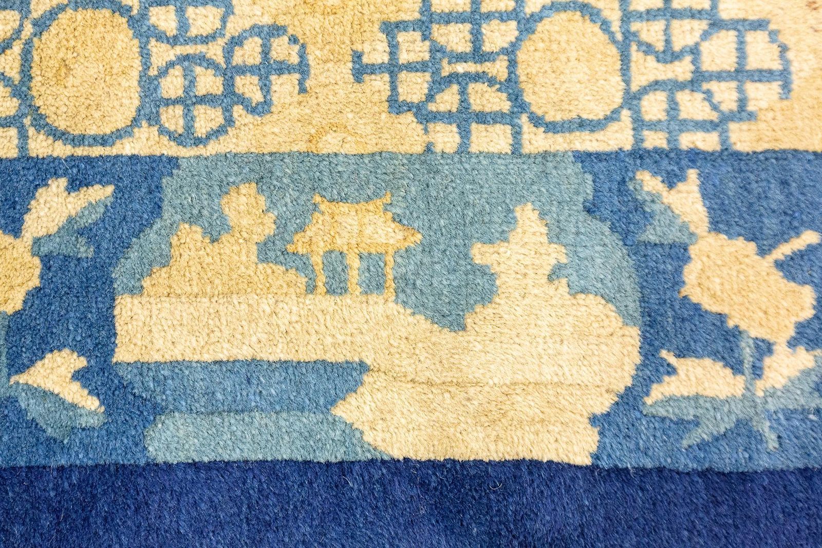 Chinese Rug Peking Oval photo vinterior