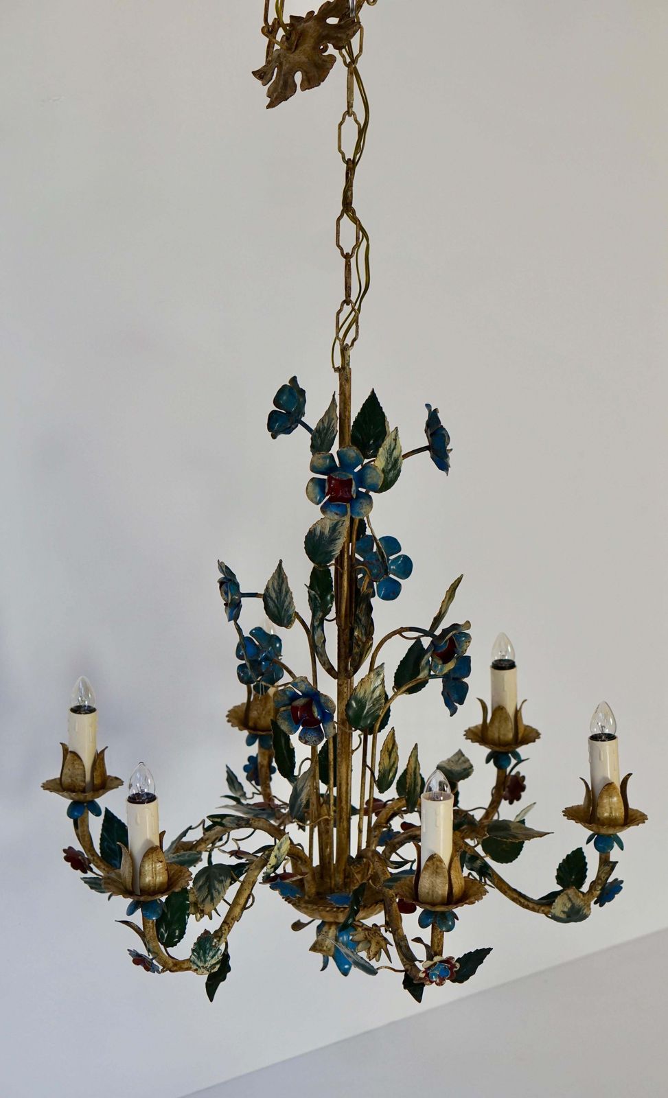 Mid 20th Century Italian Painted Iron And Tole Chandelier With Flowers photo vinterior