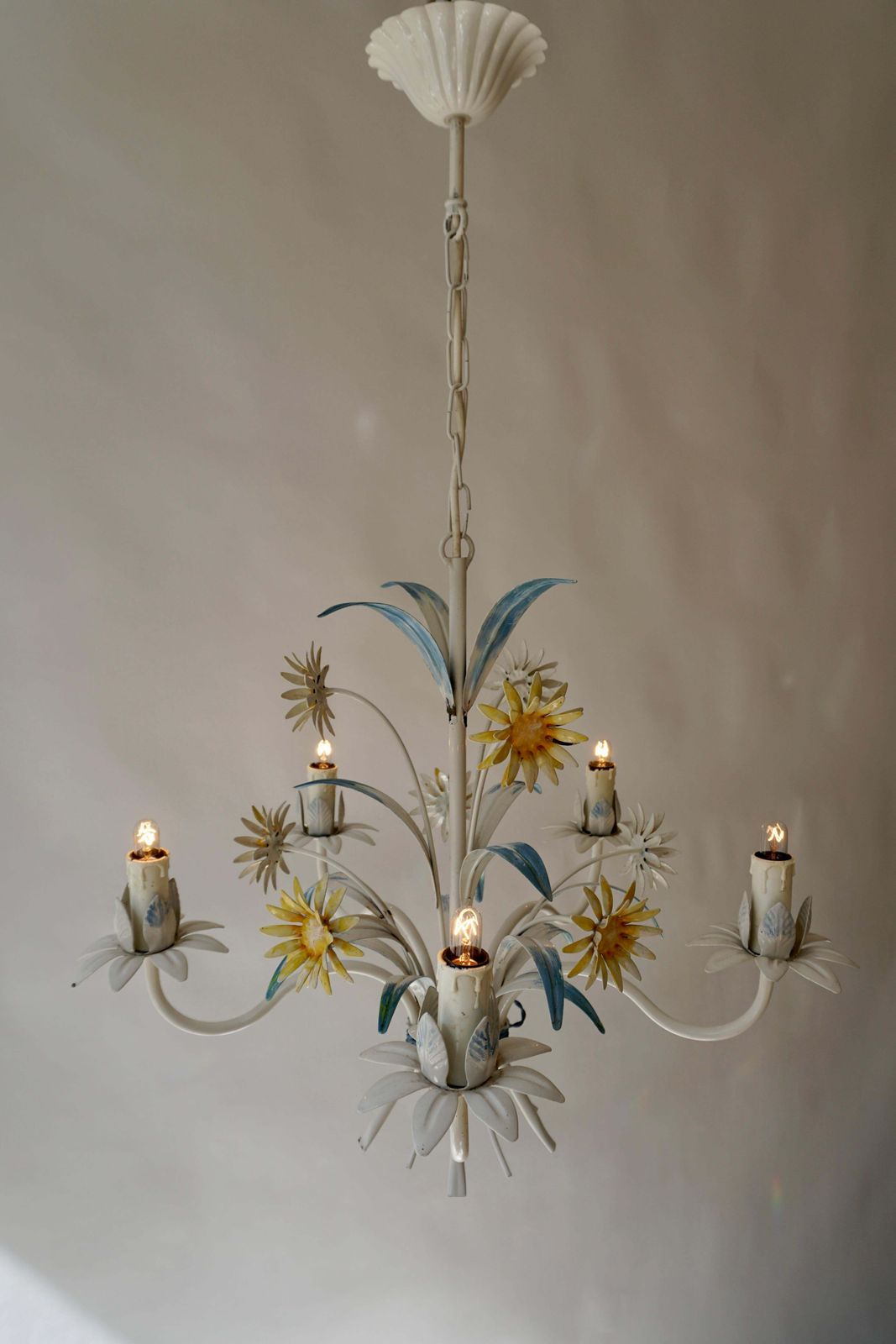 Mid Century Painted Tôle 5 Arm Light Fixture With Yellow Flowers photo 1019.0