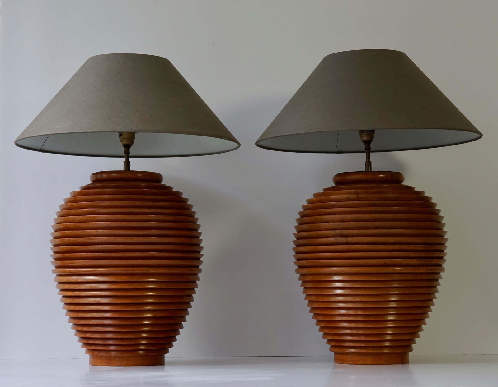 photo vinterior One Large Wooden Table Or Floor Lamp, Birma