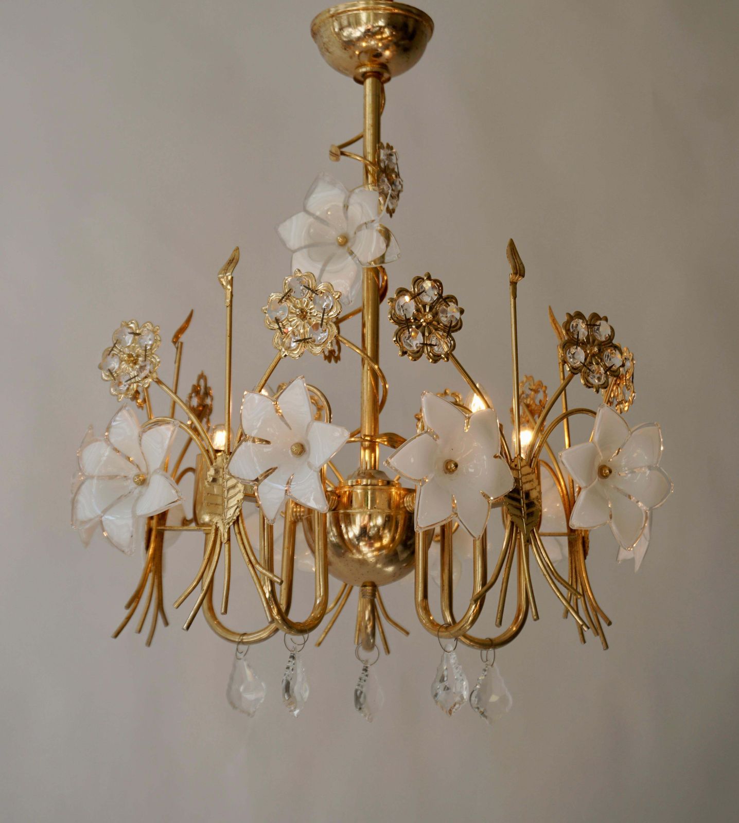 Murano Glass And Crystal Chandelier With White Flowers photo furniture