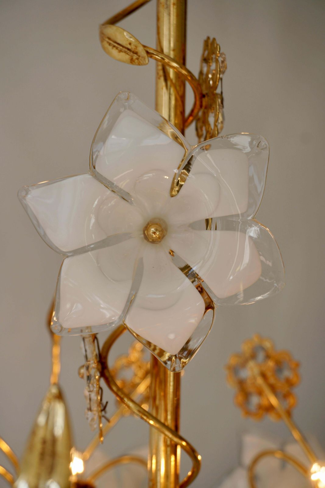 Murano Glass And Crystal Chandelier With White Flowers photo 1316.0
