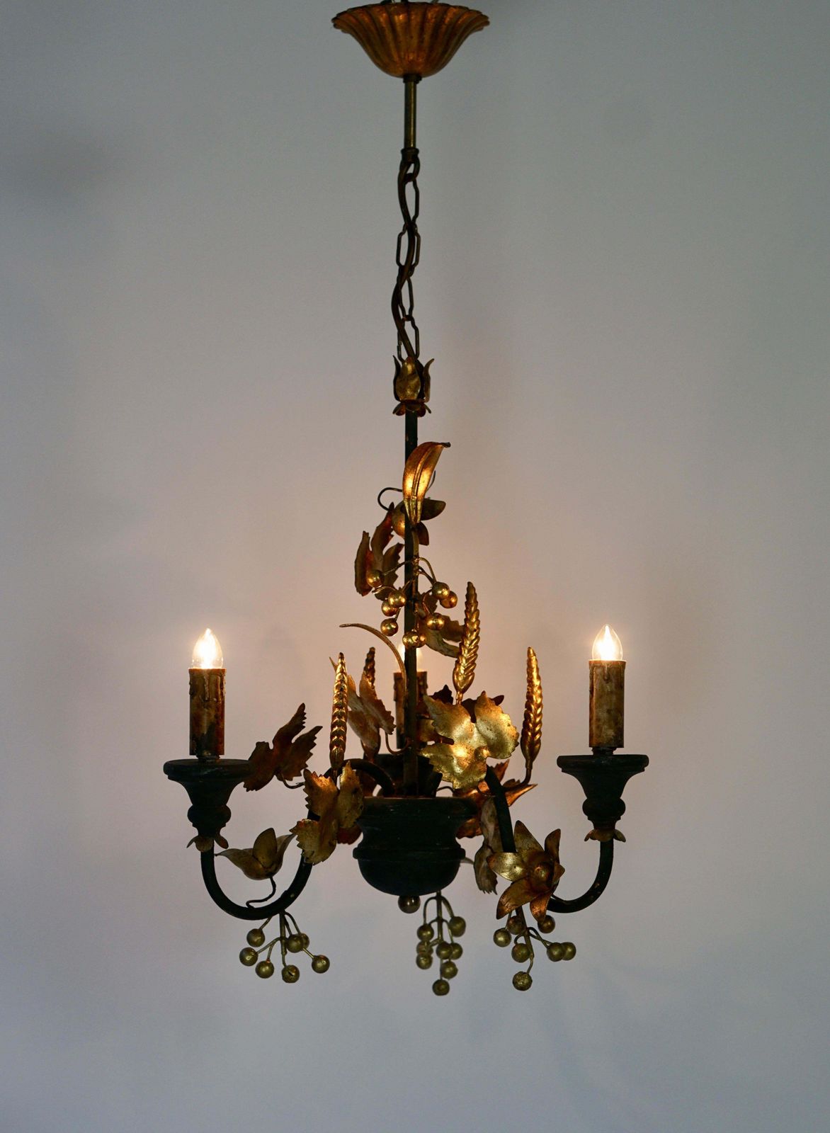 Chandelier In Wood And Gilded Metal photo Lighting