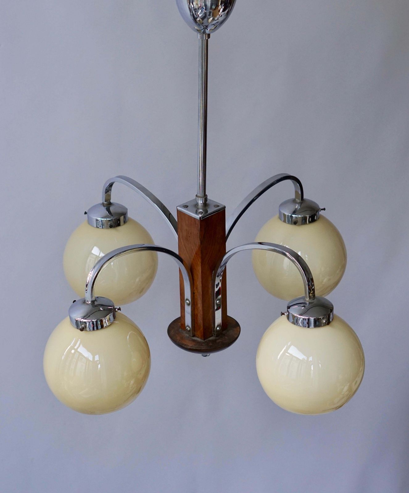 photo furniture Art Deco Chandelier In Glass And Wood