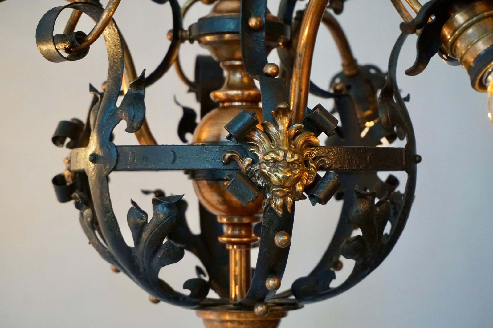 photo vintage Arts & Crafts Wrought Iron And Copper Castle Chandelier With Bronze Lion Heads