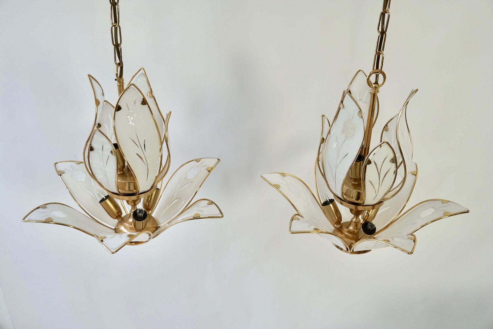 photo vinterior Three Lotus Flower And Brass Glass Chandeliers