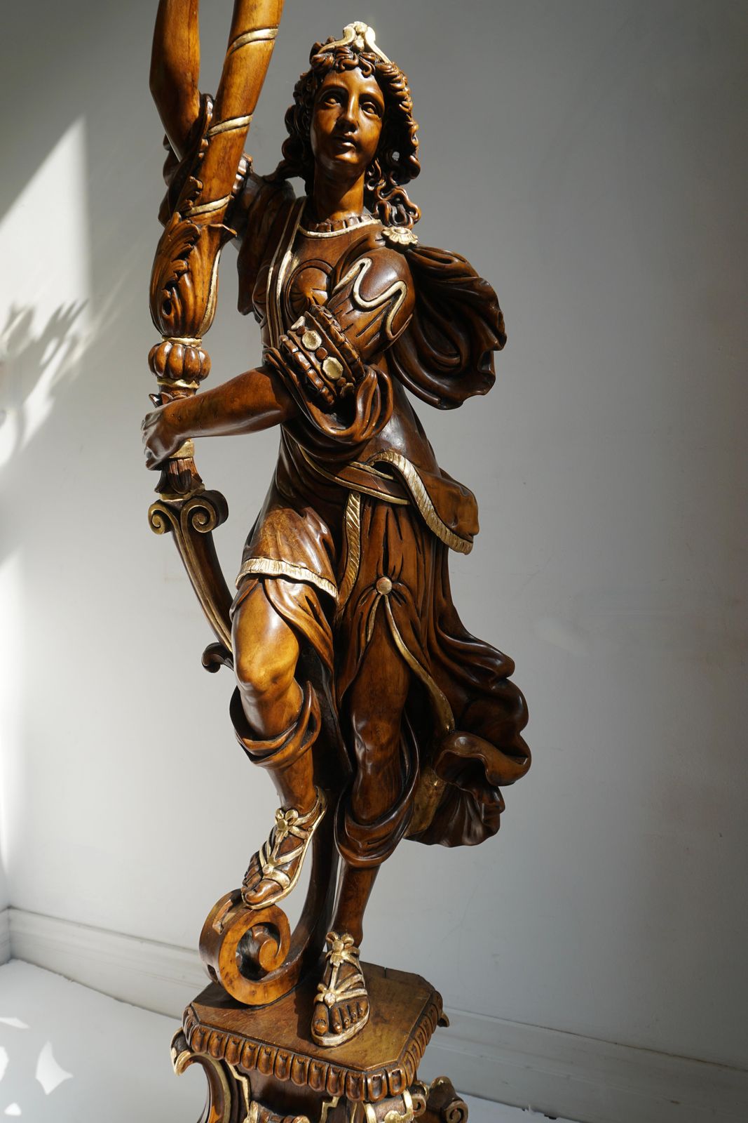 Italian Gilded Wood Venetian Figural Torchère Candelabra Floor Lamp photo vinterior