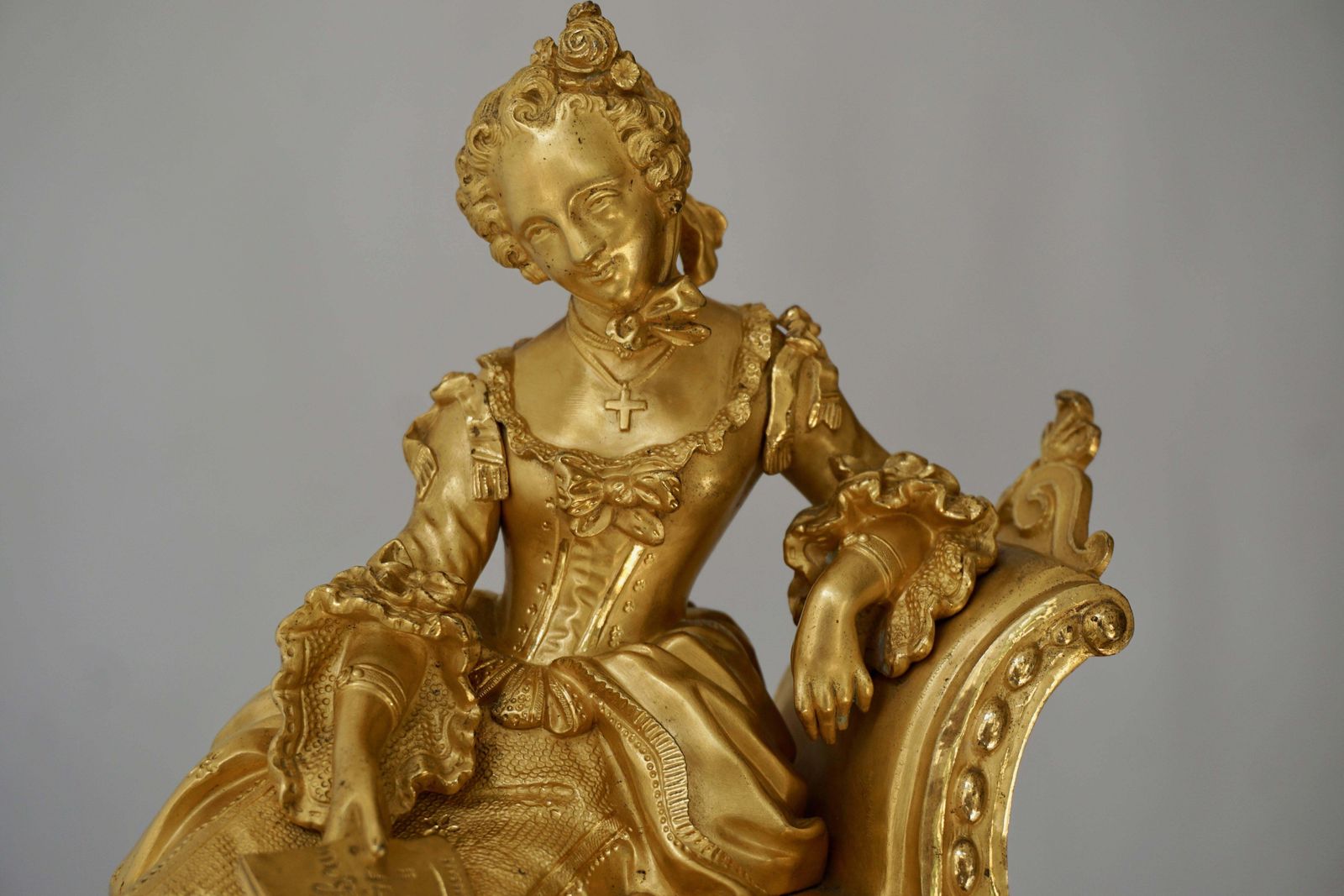 photo vintage Very Fine And Elegant Fire, Gilt Bronze Mantle Clock In The Romantic Taste