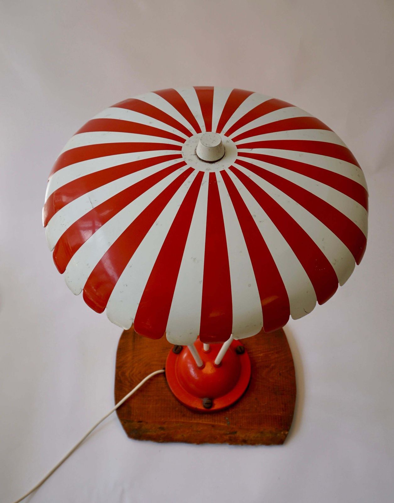 photo furniture Charming Vintage Garden Lamp From The 1950s   Red And White