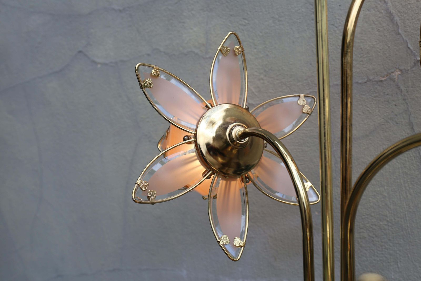 photo vinterior Hollywood Regency Glass And Brass 6 Arm Tulip Lotus Lamp 1970s