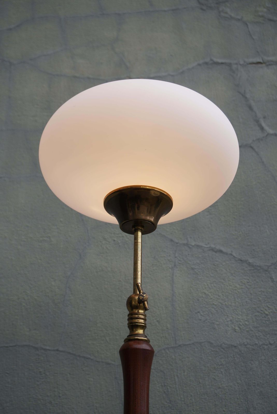photo vinterior Adjustable Floor Lamp And Table Lamp Set In Wood And Brass With Glass Shades