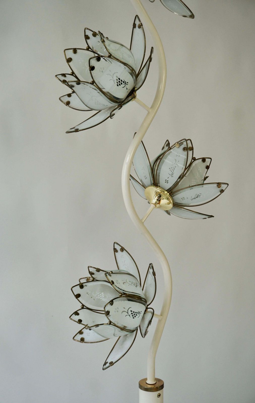 photo vintage Mid Century Modern Vintage Hollywood Regency White Glass Lotus Flower Floor Lamp