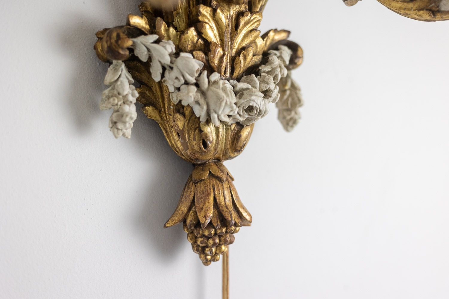 photo furniture Pair Of Louis XVI Style Wall Lights In Gilded And Lacquered Wood. Circa 1900.