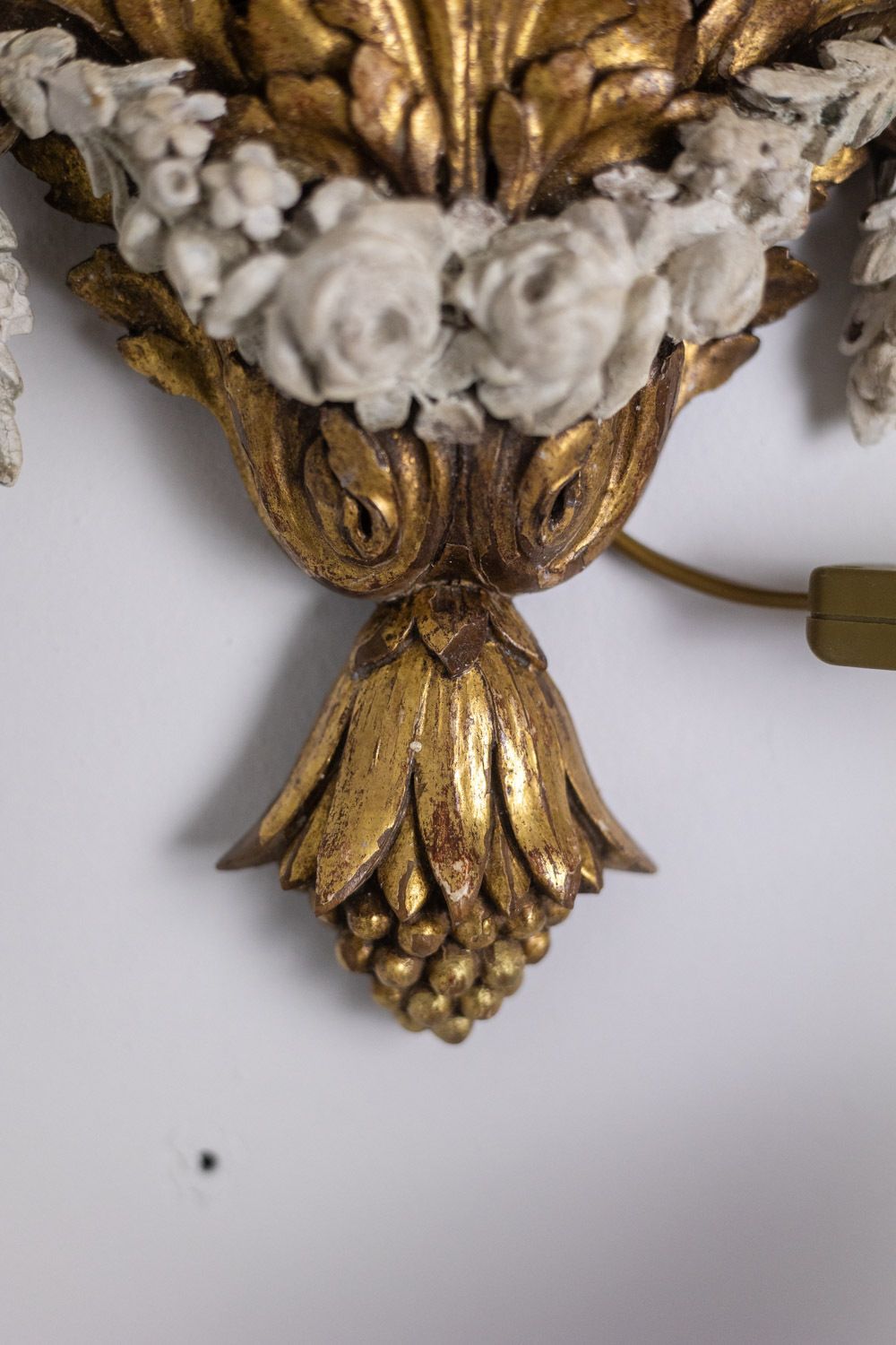 photo vinterior Pair Of Louis XVI Style Wall Lights In Gilded And Lacquered Wood. Circa 1900.