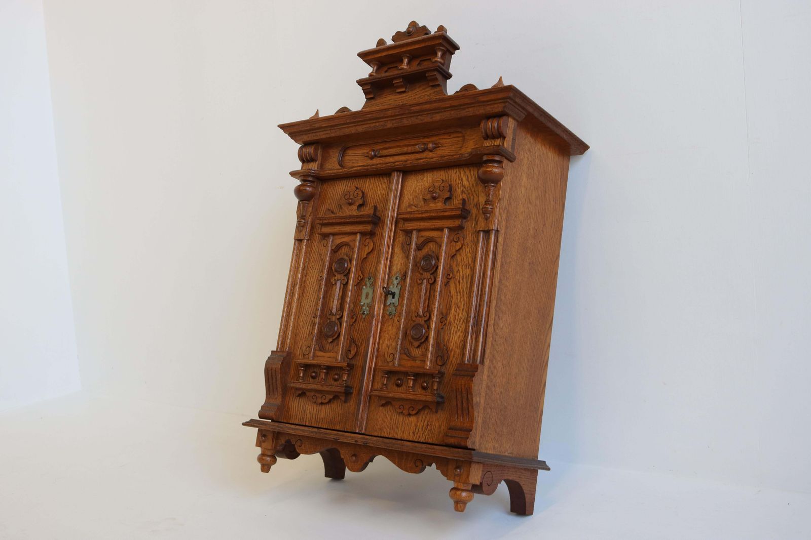 photo for sale Antiek Duits 19e Eeuws Gründerzeit Wandkastje – Gesneden Eiken, Neoklassiek