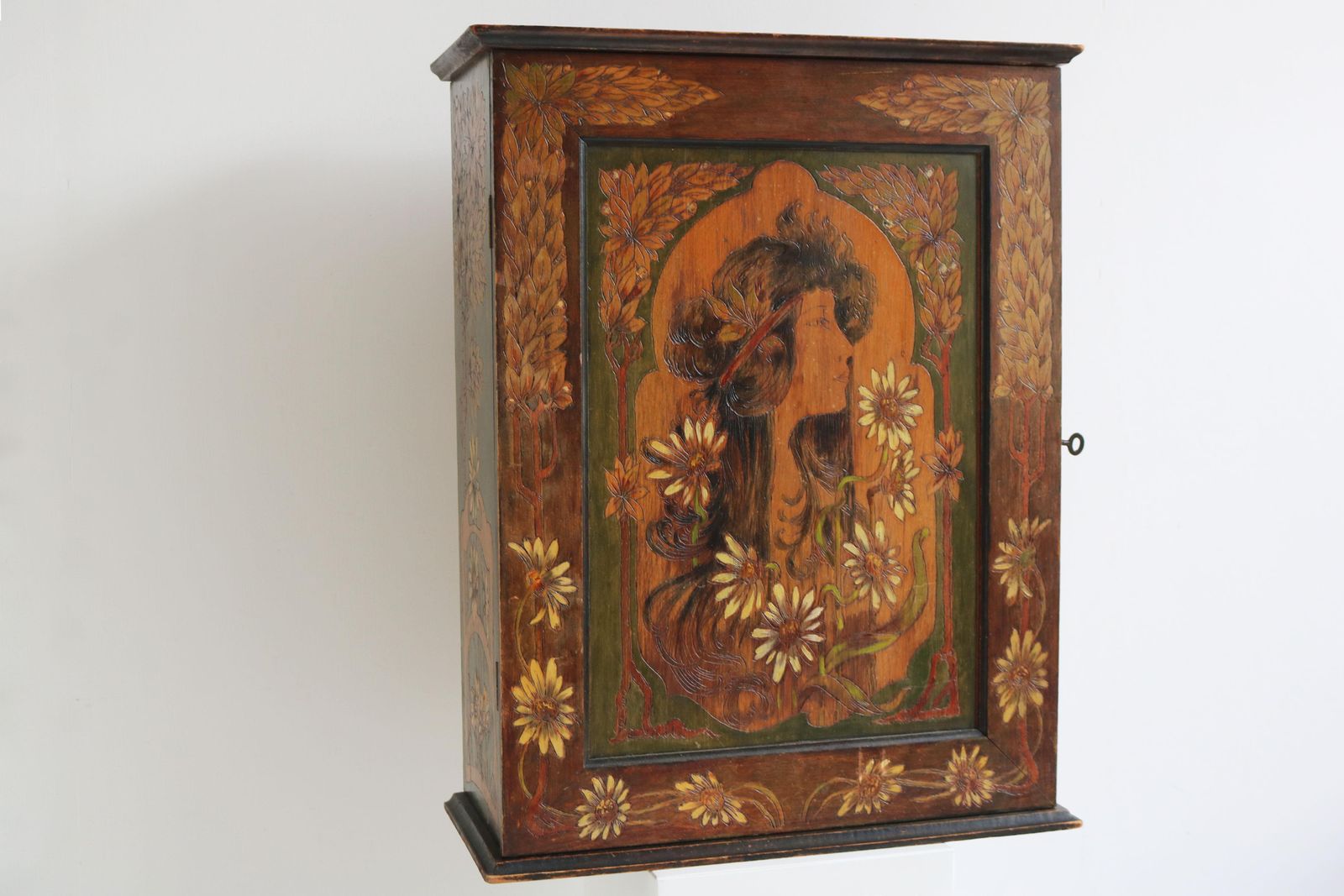 Meubels Frans Art Nouveau Wandkastje / Hangkastje Toegeschreven Aan Alphonse Mucha, 1900, Hout photo